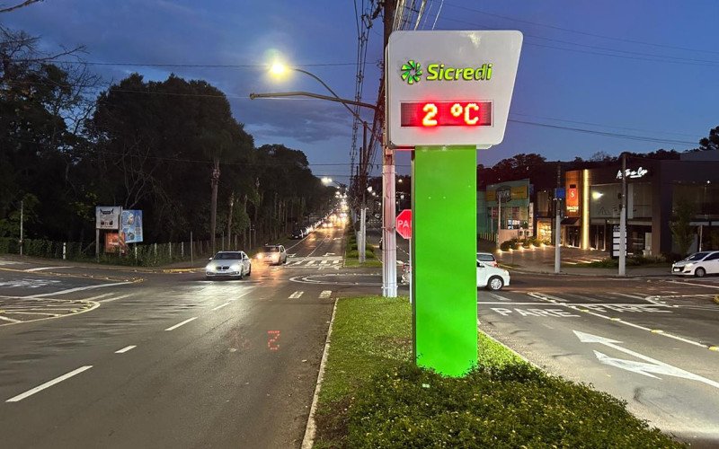 Em Dois Irmãos, o termômetro instalado na Avenida Irineu Becker marcava 2°C por volta das 7 horas