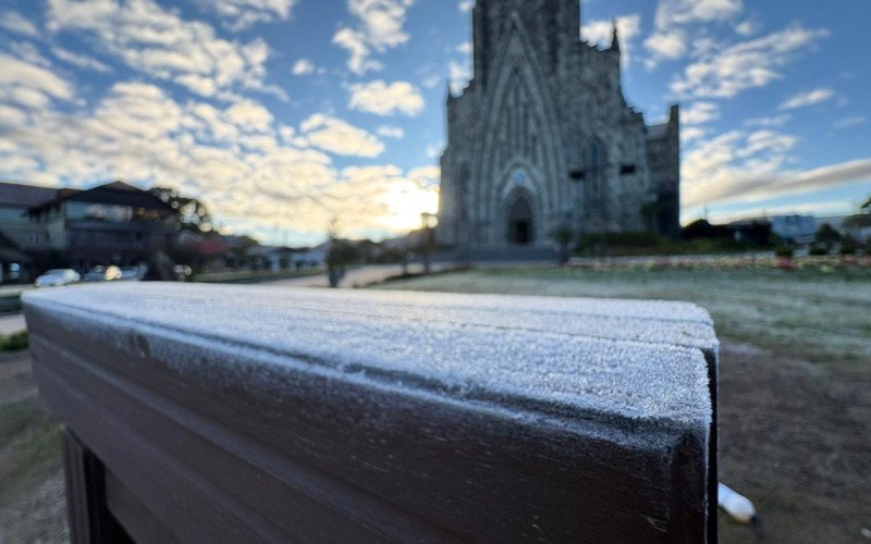 Geada em Canela, no começo deste inverno, em dia marcado por muito frio