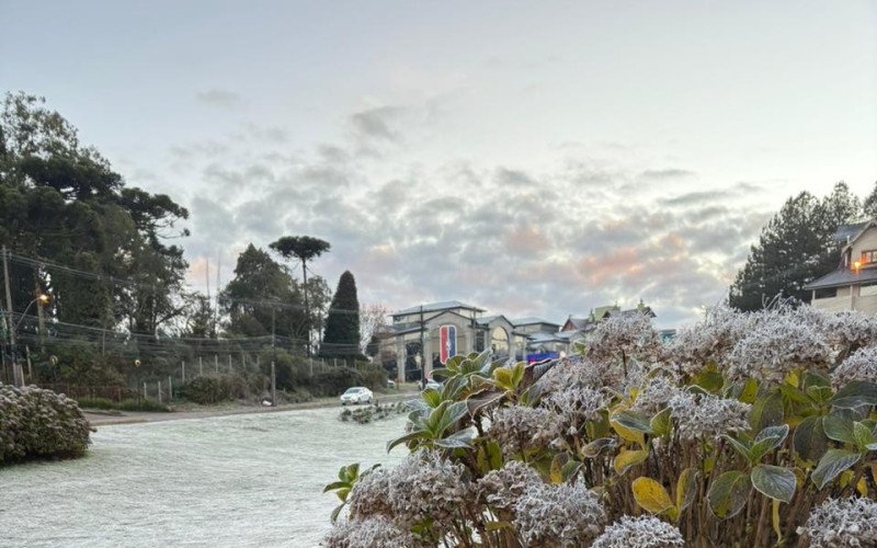 Geada se formou em madrugada e começo de manhã gelado em Gramado e Canela, neste começo de inverno
