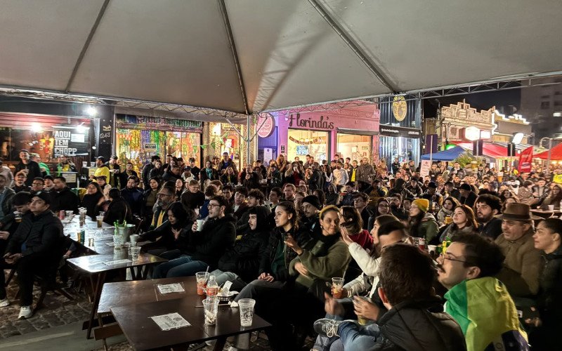 No último evento, no jogo entre Brasil e Escócia, torcida lotou trecho da Rua Independência 