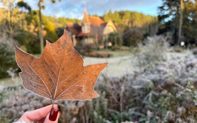 Geada congela a paisagem em Gramado e Canela