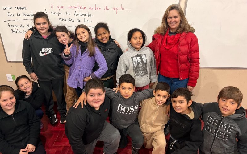 Profe Mônica Mombach com os alunos do 4º ano | abc+