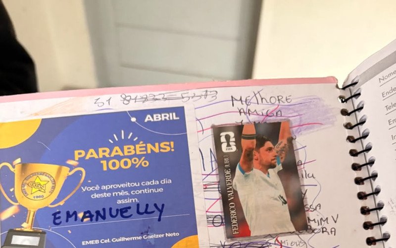 Adesivo é entregue uma vez por mês aos estudantes | abc+
