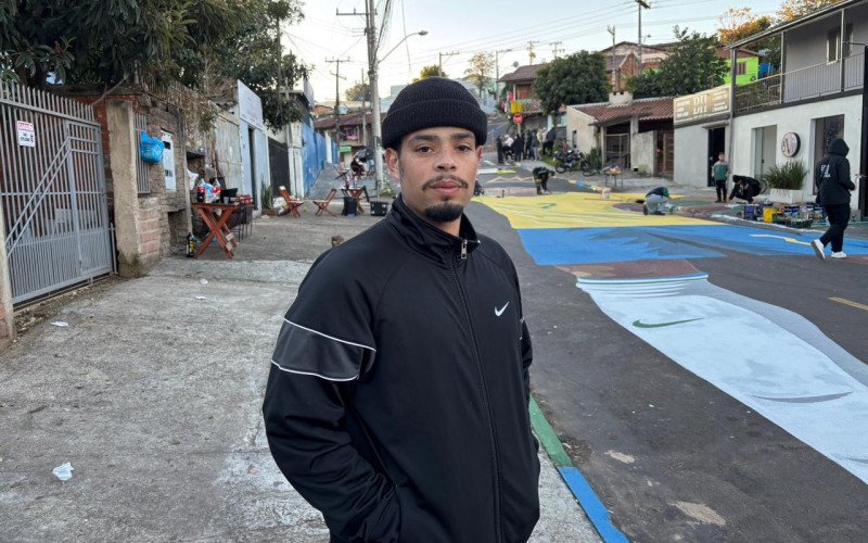 Nicholas Madeira, artista de Pelotas e que fez sua estreia nas pinturas de rua alusivas à copa com a obra de Vini Jr. | abc+