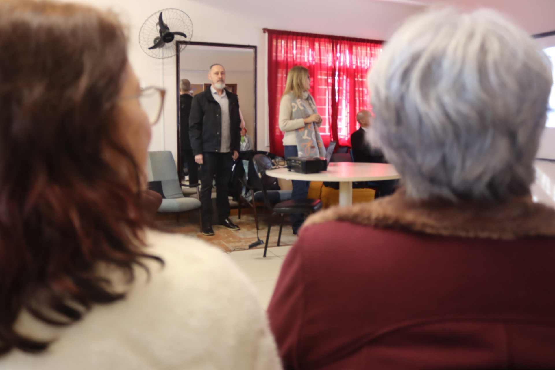 Palestra ensina p&uacute;blico idoso a se proteger contra golpes e situa&ccedil;&otilde;es de viol&ecirc;ncia