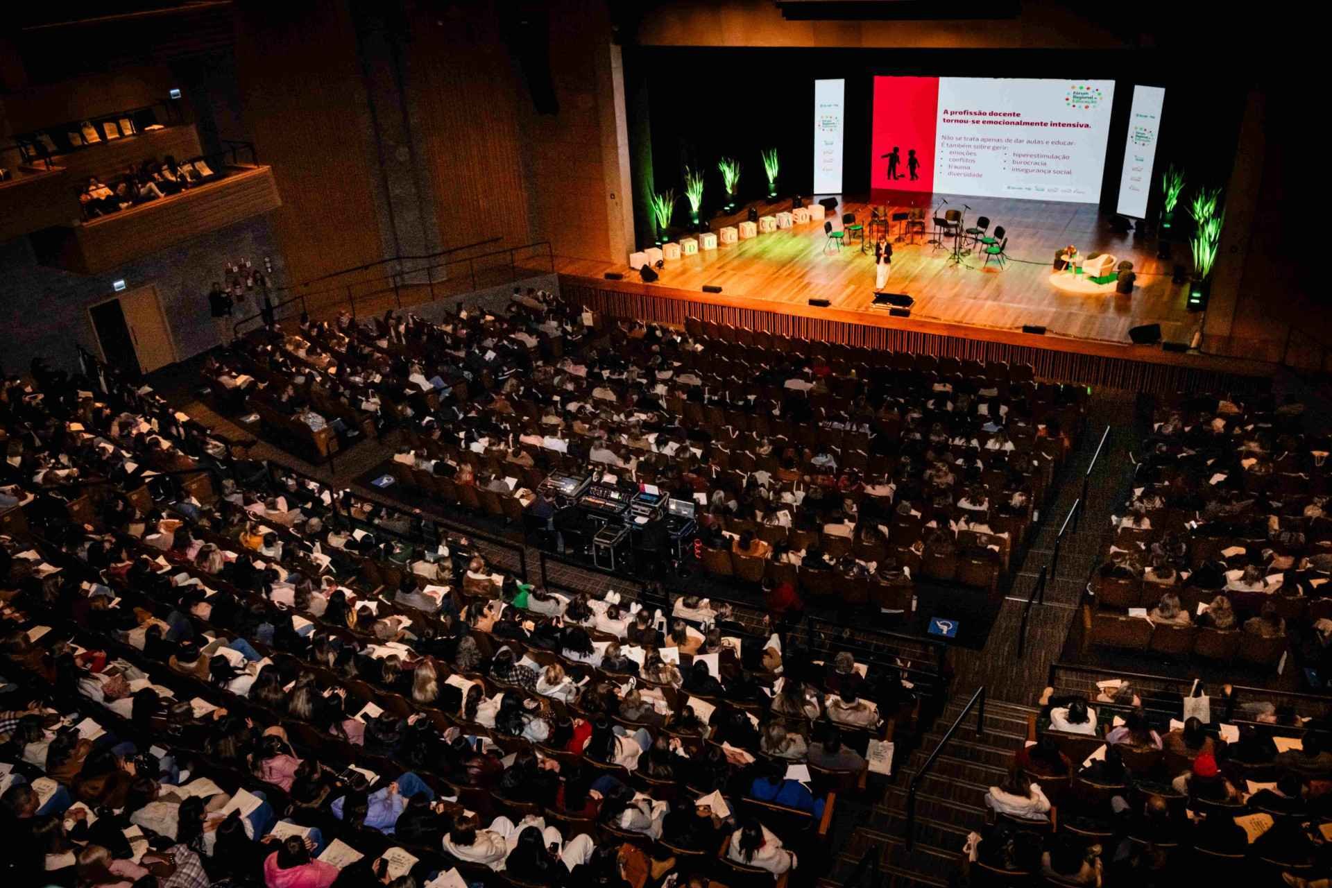 BOAS PR&Aacute;TICAS: Mais de 1,4 mil educadores debatem sa&uacute;de mental em sala de aula