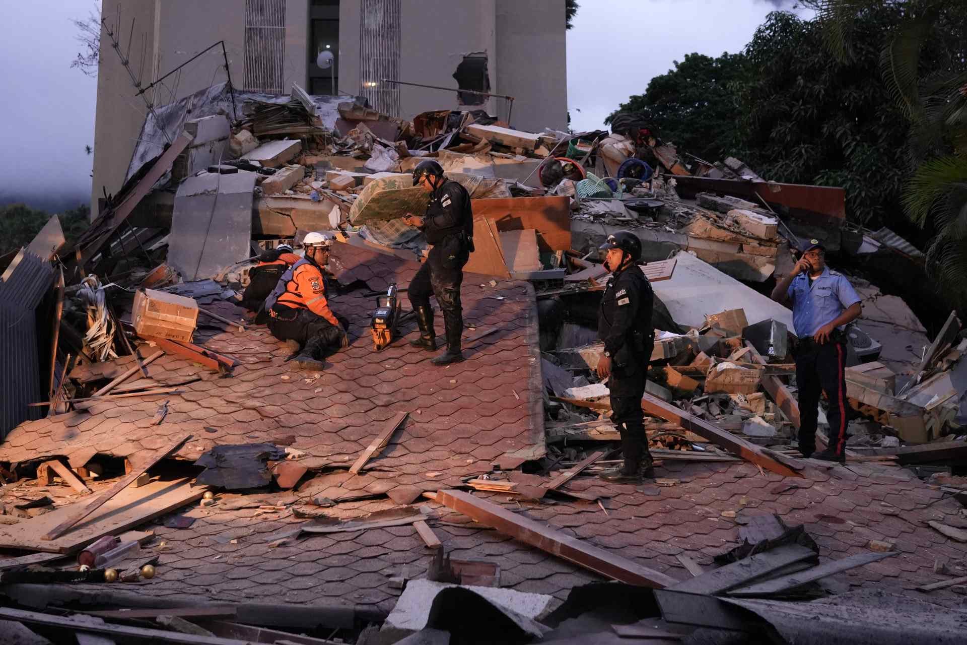 Veja o resgate de beb&ecirc; sob escombros do duplo terremoto na Venezuela; j&aacute; s&atilde;o 235 mortos