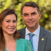 "Escolho olhar para aquilo que vejo todos os dias", defende esposa de Flávio Bolsonaro após Michelle dizer que ele a desrespeitou