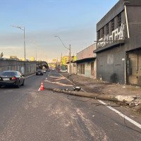 Queda de poste de concreto provoca bloqueio de faixa na lateral da BR-116