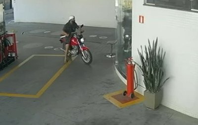 Homem assassina mulher em casa, sai às ruas com facão e mata mais três pessoas