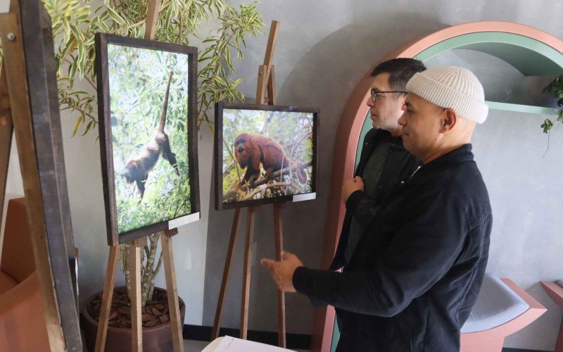 Lu&iacute;s e Andr&eacute; (de touca) organizaram a exposi&ccedil;&atilde;o, que inspira contato com a natureza