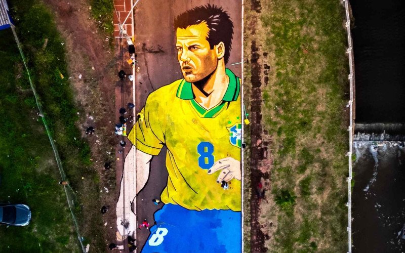 Pintura de chão em alusão à Copa, com homenagem ao capitão do tetra, Dunga, foi feita no bairro São Miguel, em São Leopoldo