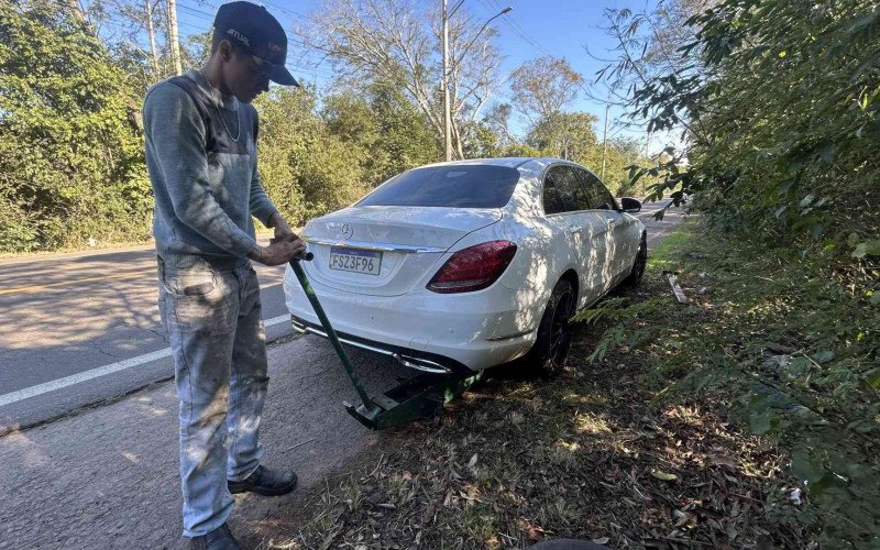 Pelo menos seis carros tiveram pneus furados ao passarem por buracos da Estrada da Integração Leopoldo Petry