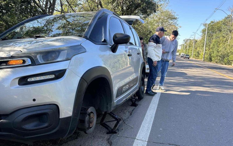 Pelo menos seis carros tiveram pneus furados ao passarem por buracos da Estrada da Integração Leopoldo Petry | abc+
