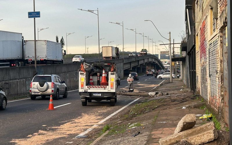 Queda de poste de concreto provoca bloqueio de faixa na BR-116
