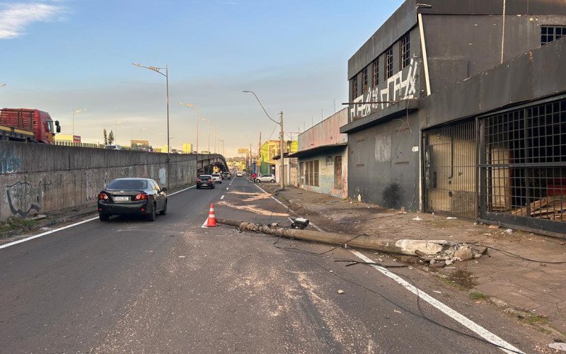 Queda de poste de concreto provoca bloqueio de faixa na BR-116
