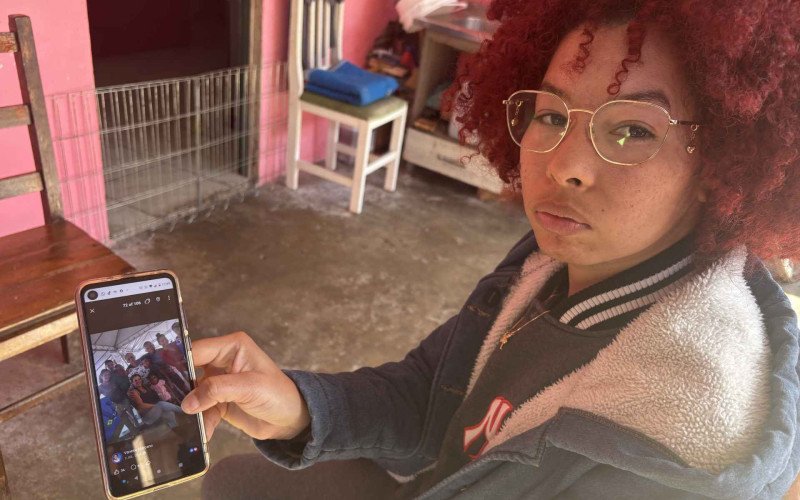 A venezuelana Katteryne mora no Brasil desde 2021 e fica sabendo da situação de sua tia e conhecidos por meio de mensagens e posts | abc+