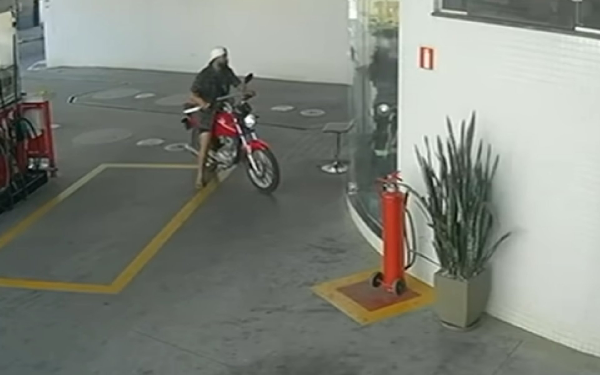 Homem assassina mulher em casa, sai &agrave;s ruas com fac&atilde;o e mata mais tr&ecirc;s pessoas