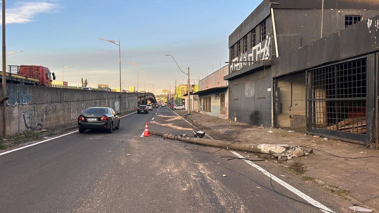 Queda de poste de concreto provoca bloqueio de faixa na lateral da BR-116