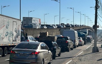 BR-116: Acidente sobre viaduto complica trânsito em São Leopoldo
