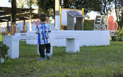 VÍDEO: Batizado Lionel Messi, menino de Nova Santa Rita torce para o Brasil, mas ergue os braços com os gols do argentino