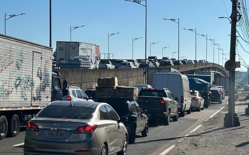 Acidente sobre viaduto no sentido capital-interior complica trânsito em São Leopoldo | abc+