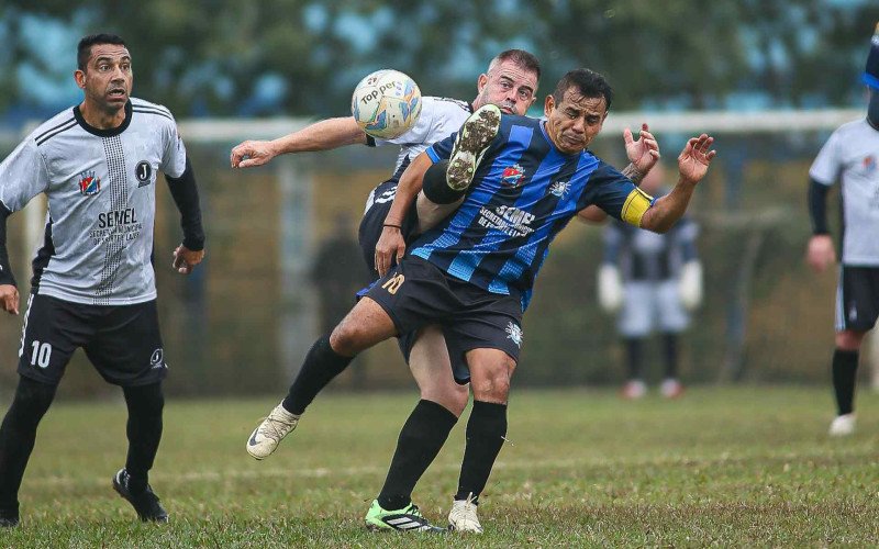 No primeiro jogo da grande final da Várzea Cinquentão, a Juventus (branco) venceu o Jardim Luciana por 2 a 1