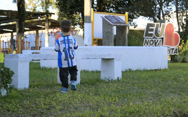 VÍDEO: Batizado Lionel Messi, menino de Nova Santa Rita torce para o Brasil, mas ergue os braços com os gols do argentino