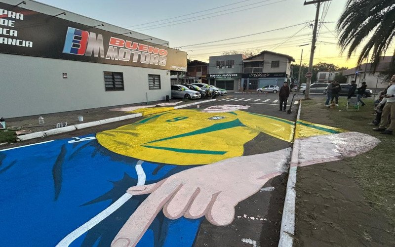 Pintura de Ronaldo estampada na rua Londres, bairro Canudos, em Novo Hamburgo
