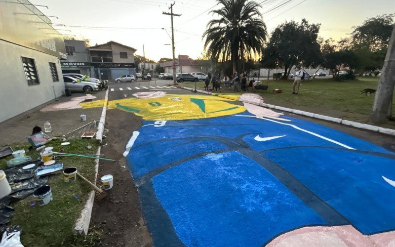 Pintura de Ronaldo estampada na rua Londres, bairro Canudos, em Novo Hamburgo