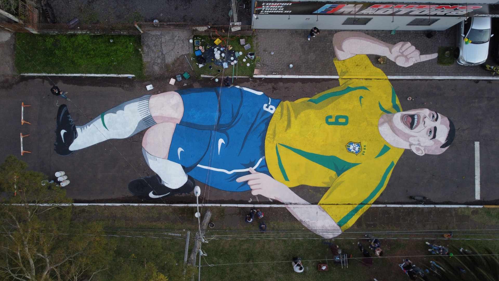 Her&oacute;i do penta, Ronaldo Fen&ocirc;meno &eacute; mais um a ganhar pintura gigante em Novo Hamburgo