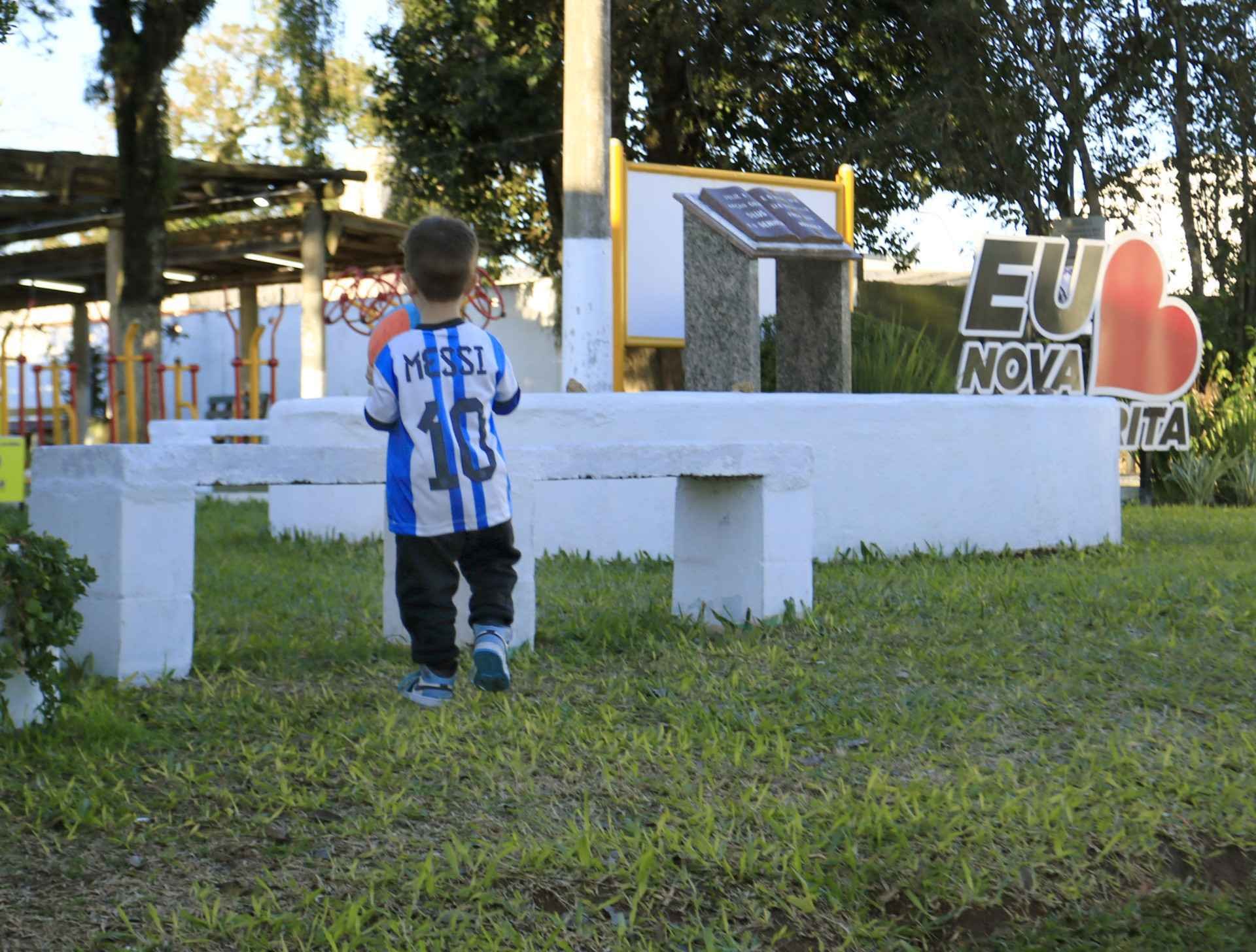 V&Iacute;DEO: Batizado Lionel Messi, menino de Nova Santa Rita torce para o Brasil, mas ergue os bra&ccedil;os com os gols do argentino
