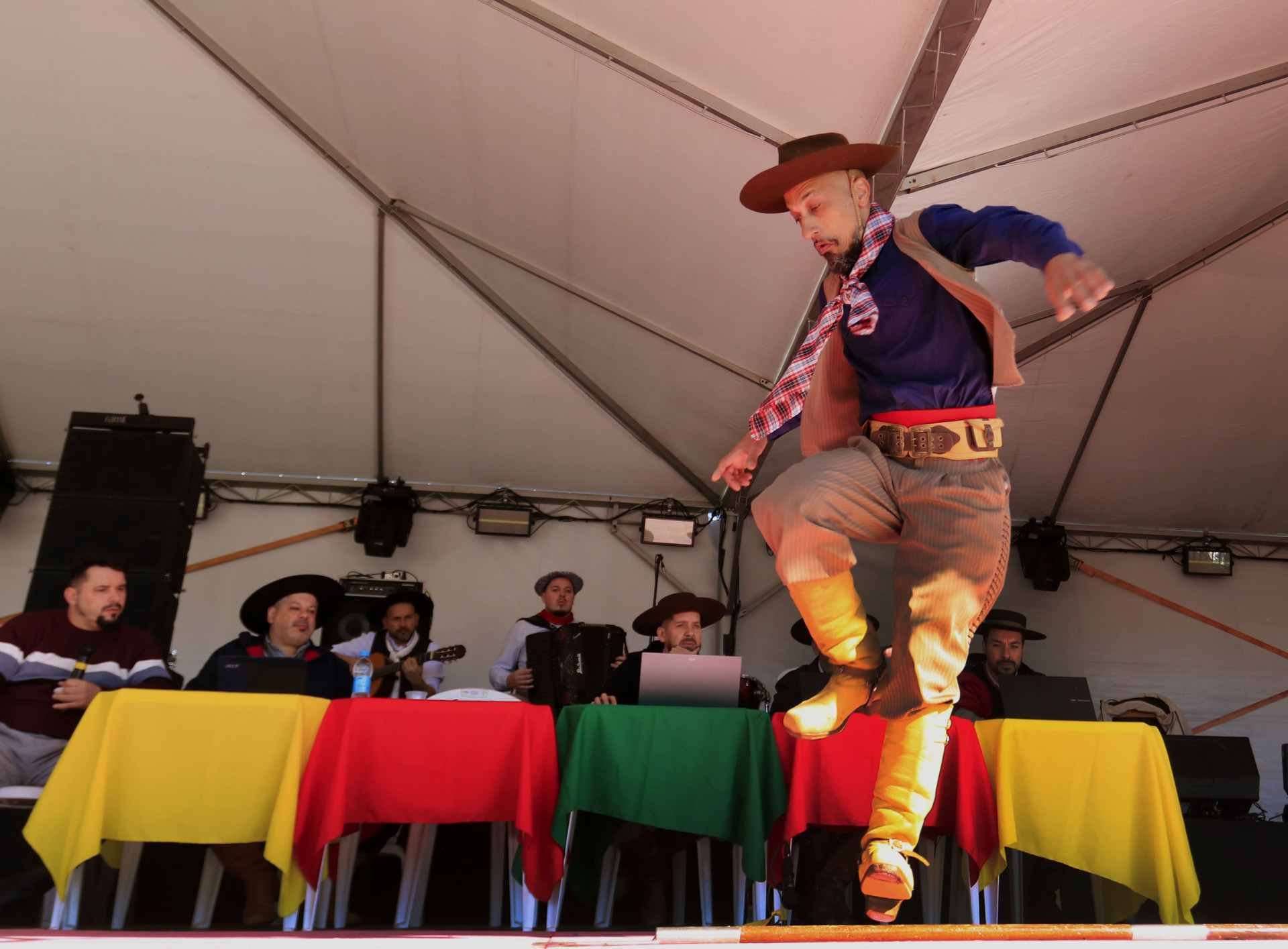 &ldquo;Batendo as patas&rdquo;: gauchada se re&uacute;ne no 1&ordm; Festival Nacional de Chula organizado em Canoas