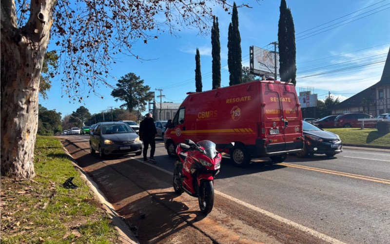 Acidente envolvendo quatro veículos deixou um motociclista ferido em frente a shopping | abc+