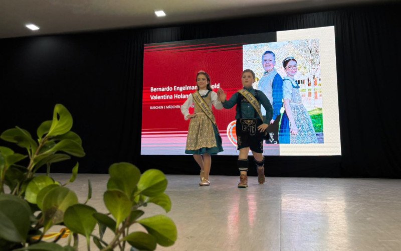 Bubchen e Mädchen da última edição do evento se despedem do posto