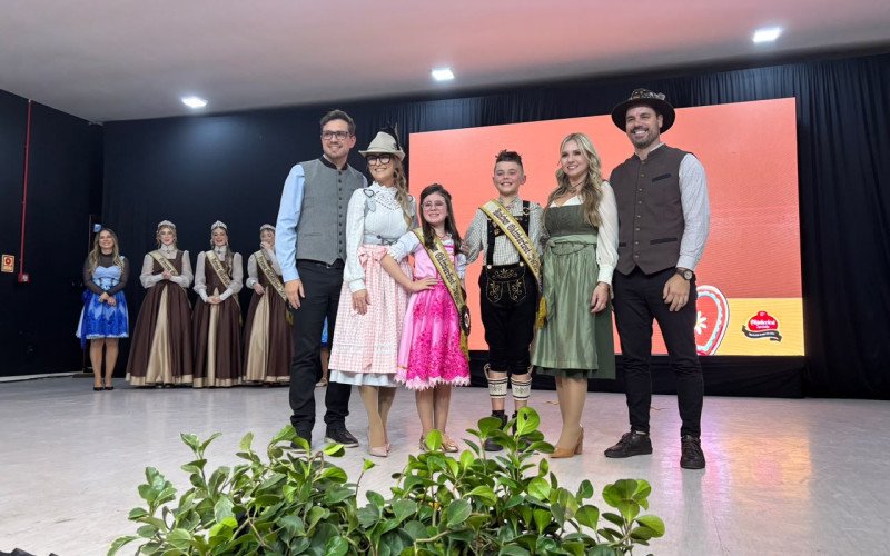 Comissão presidente da festa e as crianças eleitas à corte
