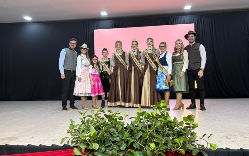Comissão presidente e a corte completa da 37ª Oktoberfest de Igrejinha, incluindo as soberanas e a Seniorin