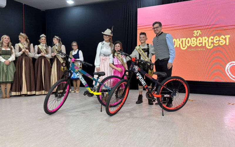 Bubchen e Mädchen receberam bicicletas como prêmio pela escolha ao posto