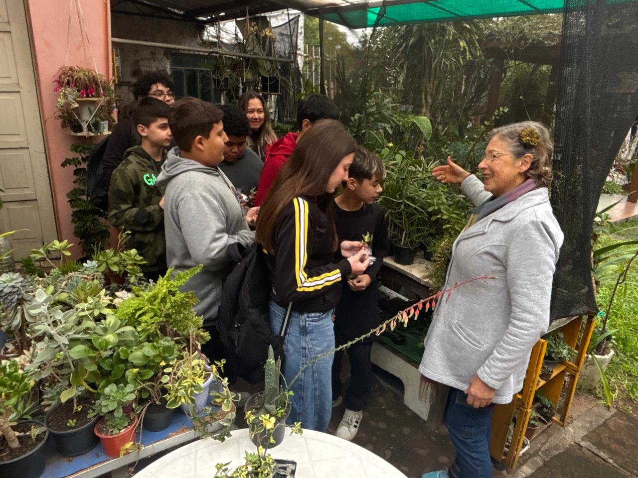 Jardim de suculentas une gerações em visita escolar a cultivadora de 73 anos em Novo Hamburgo