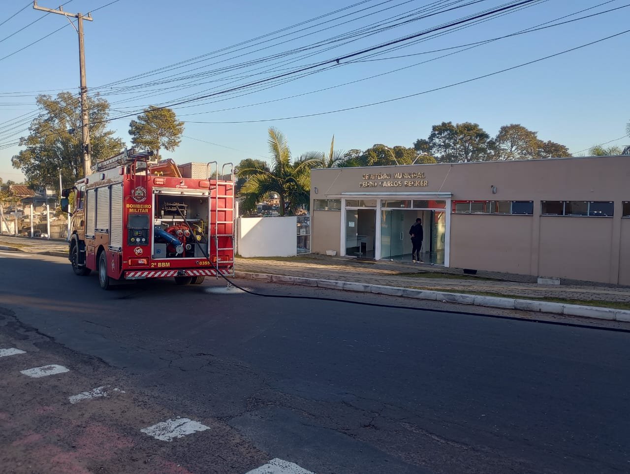 Incêndio atinge cemitério municipal; veja vídeo