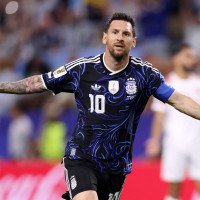 Messi sai do banco já aplaudido, balança a rede contra a Jordânia e bate mais recordes na Copa do Mundo