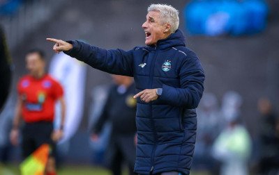 Luís Castro admite falhas, mas garante Grêmio pronto para "um bom segundo semestre"