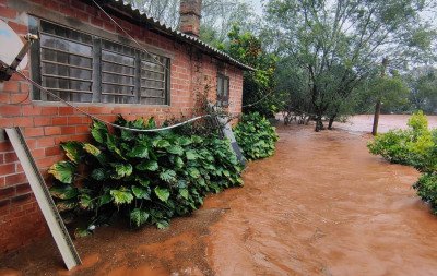 "Primeiro alerta para cheias de rios neste El Niño que recém se inicia", advertem meteorologistas sobre chuva forte no RS