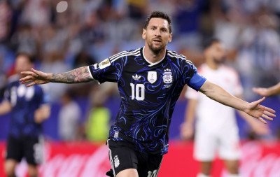Messi sai do banco já aplaudido, balança a rede contra a Jordânia e bate mais recordes na Copa do Mundo