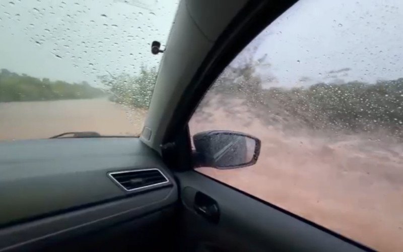 Cidades como Porto Xavier, Roque Gonzales e Horizontina tiveram pontes e estradas bloqueadas pela água nas regiões ruais e foram atingidas com 120 mm