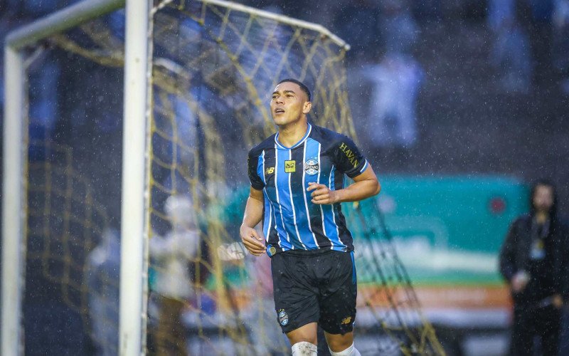 Carlos Vinícius foi o nome do jogo com dois gols | abc+