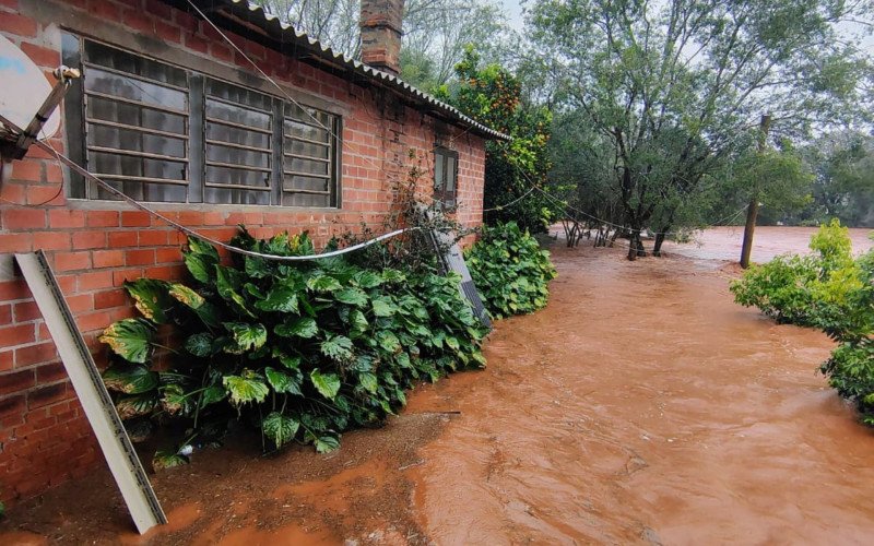 Água do Rio Caneleira tomou conta do Balneário Peiter, no interior de Três de Maio | abc+