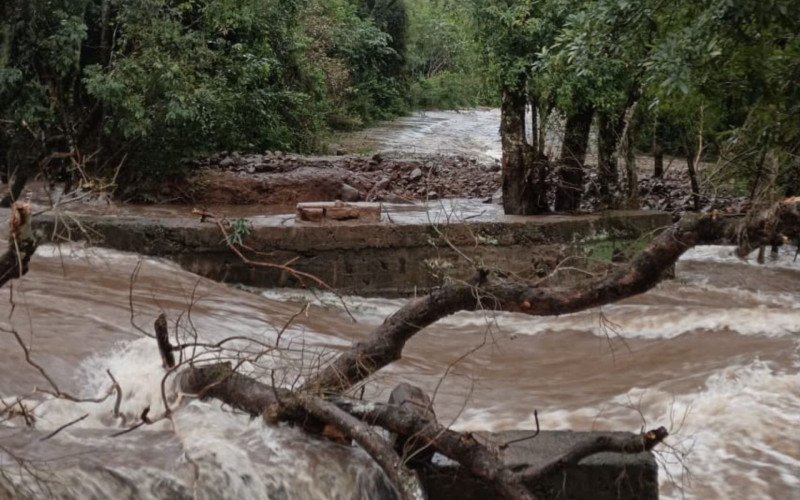 Ponte arrancada pela força da água em Porto Xavier | abc+