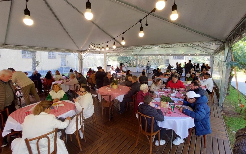 Cecrei arrecada 4 toneladas de alimentos não perecíveis em Feijoada Solidária 