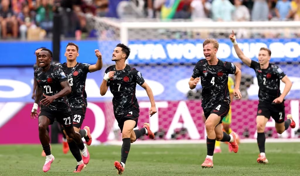 Com gol nos acr&eacute;scimos, Canad&aacute; se classifica para as oitavas da Copa